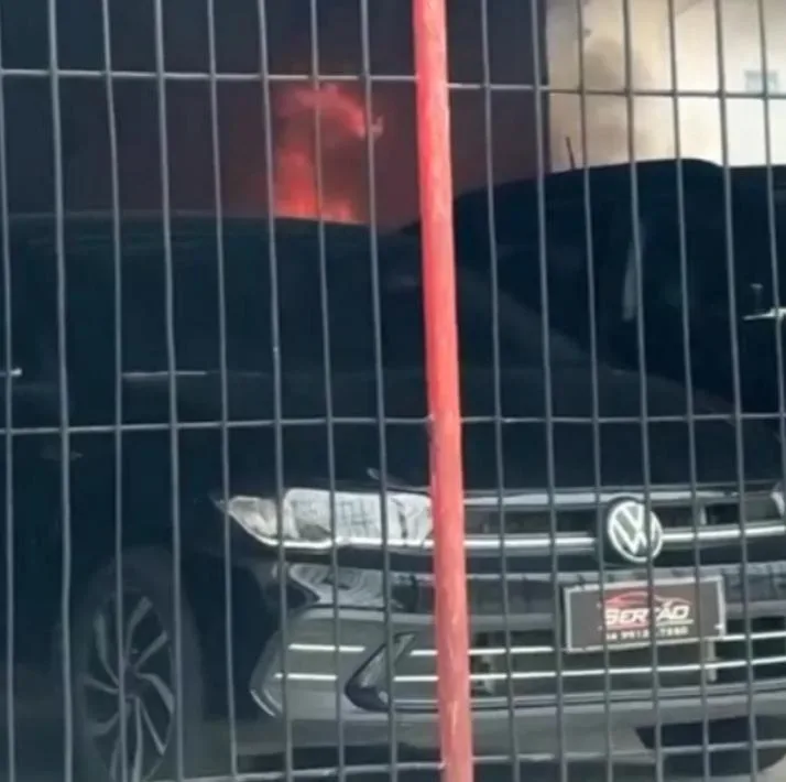 Incêndio destrói veículos em loja de automóveis e mobiliza Corpo de Bombeiros em Nova Parnamirim