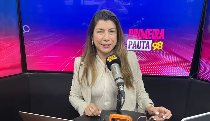 Apresentadores do programa Primeira Pauta em estúdio.