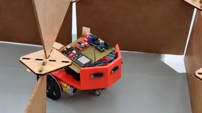 Robô TimBot navegando em um labirinto.