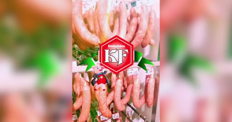 Embalagem de linguiça defumada da marca KF Embutidos sendo recolhida.