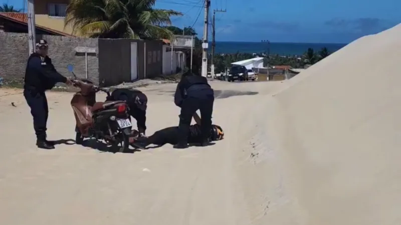 Motociclista recebe socorro da Guarda Civil Metropolitana após queda em trecho da RN-305 obstruído por areia.