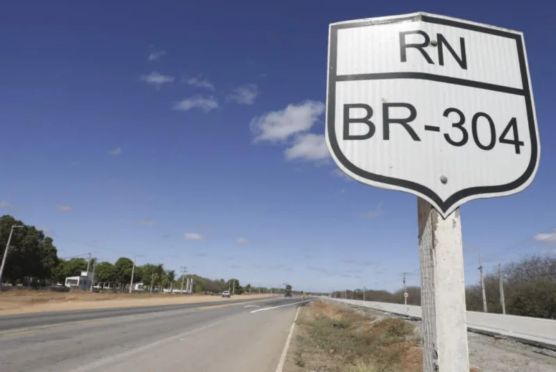 Placa de identificação da BR-304 à margem da rodovia no Rio Grande do Norte