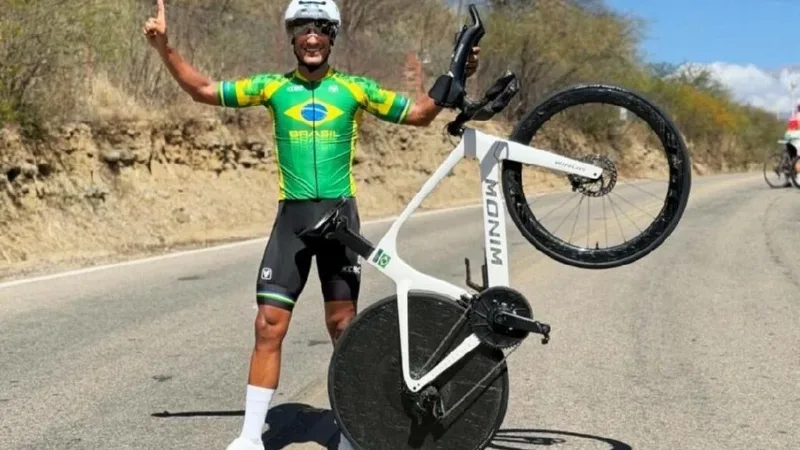 Ciclista potiguar André Fuly posa com sua bicicleta após pódio em campeonato internacional