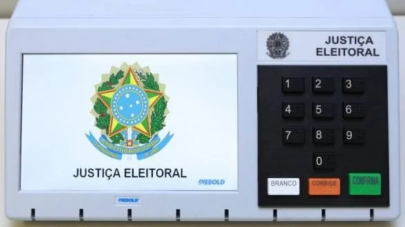 Fachada de centro educacional utilizado como local de votação.