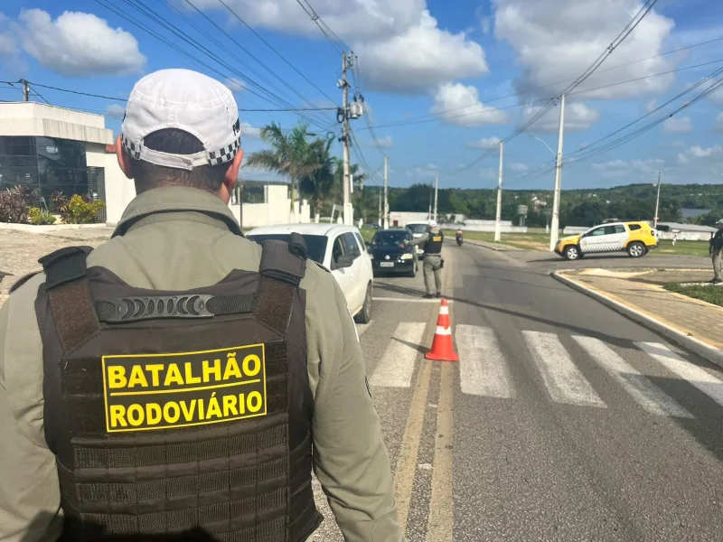 Equipes da CPRE realizando fiscalização de trânsito em via pública.