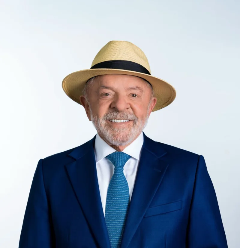 Luiz Inácio Lula da Silva usa terno e chapéu em aparição pública.