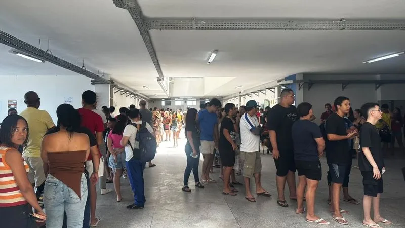 Longa fila de eleitores aguardando para votar na UERN em Natal no dia 04/10/2026.