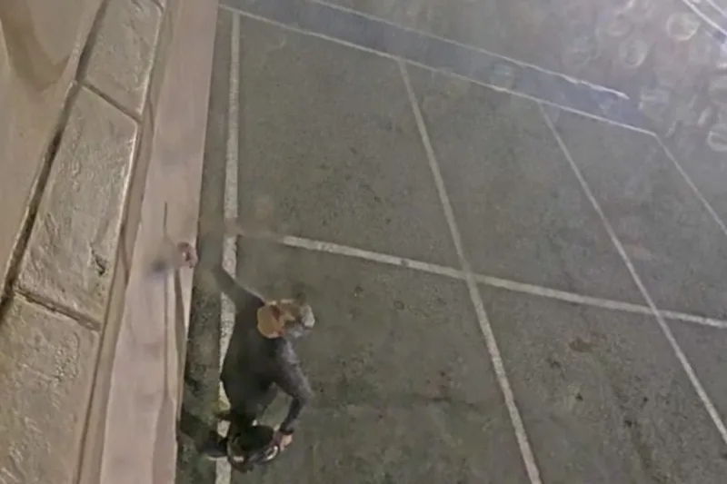 Homem pichando a base da réplica da Estátua da Liberdade da Havan.