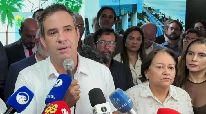 Governadora Fátima Bezerra e governador eleito Cadu Xavier em reunião na Governadoria, em Natal.