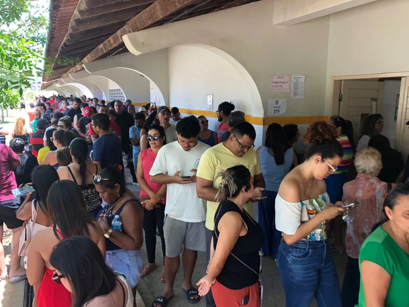 Eleitores aguardam em fila na Escola Municipal Professora Tereza Satsuqui Aoqui de Carvalho em Natal.