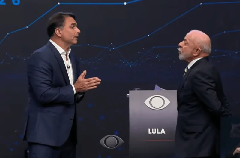 Candidatos Flávio e Lula em debate presidencial sobre saúde pública.