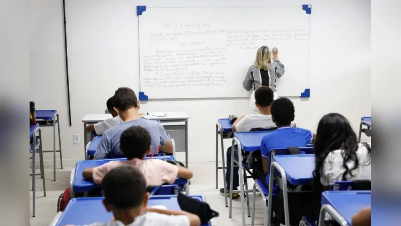 Educadora em sala de aula ministrando conteúdo