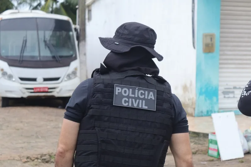 Imagem da prisão de homem foragido realizada pela Polícia Civil.