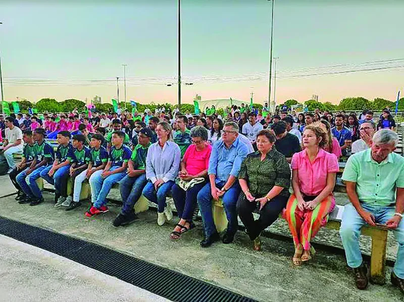 Participantes sentados em fileiras de cadeiras durante cerimônia de abertura dos Jerns