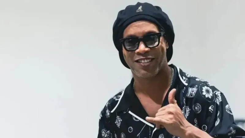 Ronaldinho Gaúcho em evento público, foco em sua trajetória jurídica recente.