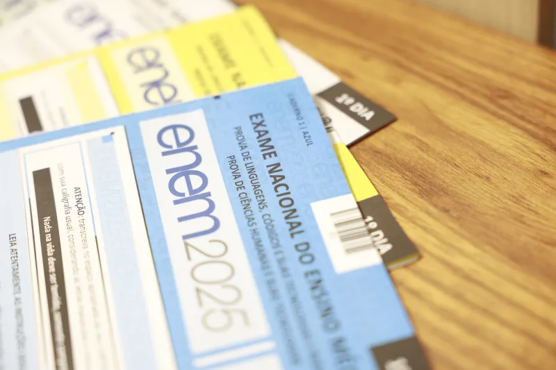Cadernos de prova do ENEM organizados para distribuição.