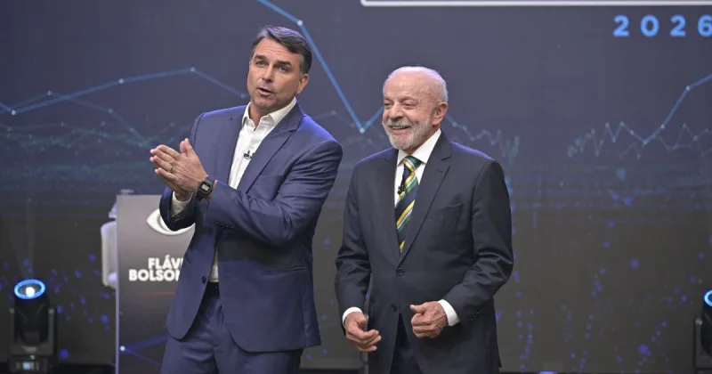 Luiz Inácio Lula da Silva e Flávio Bolsonaro em estúdio de televisão.