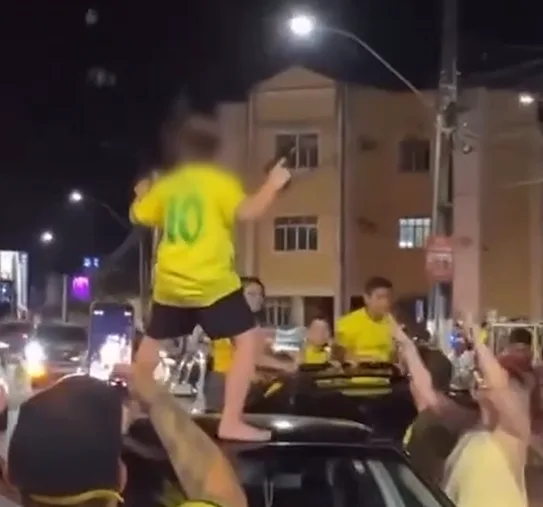 Imagem ampliada de vídeo que mostra criança em evento político em Parnamirim.