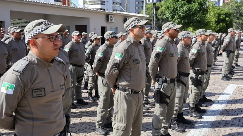 Viaturas e policiais militares reunidos para planejamento das eleições.