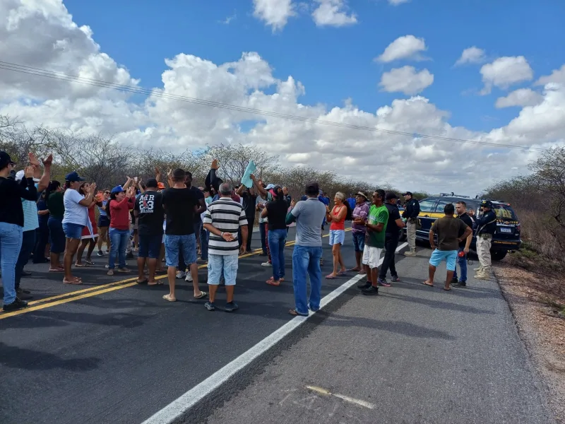 Manifestação com fogo na BR-110 no Rio Grande do Norte