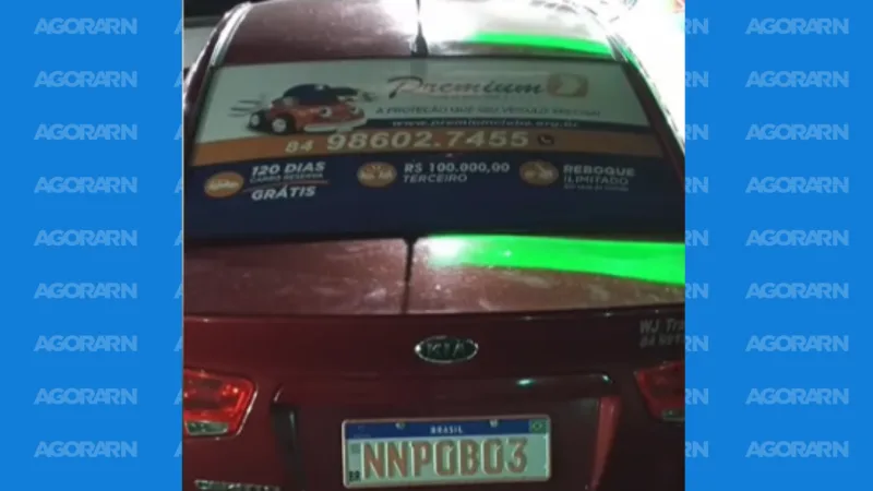 Carro Kia Cerato vermelho, modelo similar ao roubado na Zona Norte.