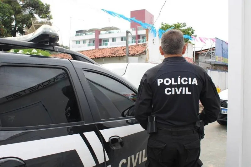 Equipes policiais durante operação em Tibau do Sul.