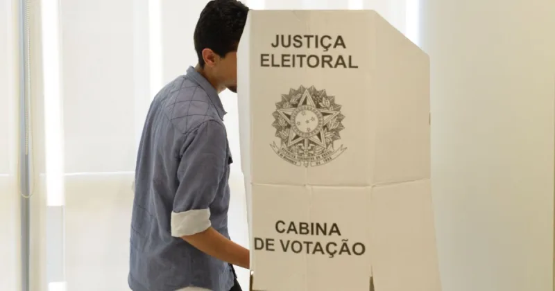 Cidadãos brasileiros comparecem às urnas para votar no exterior.