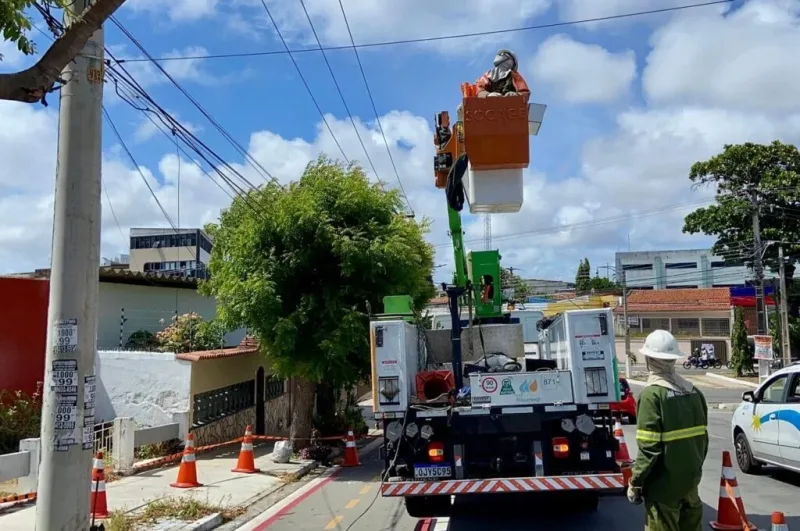 Equipe da Neoenergia Cosern trabalhando na manutenção de rede elétrica