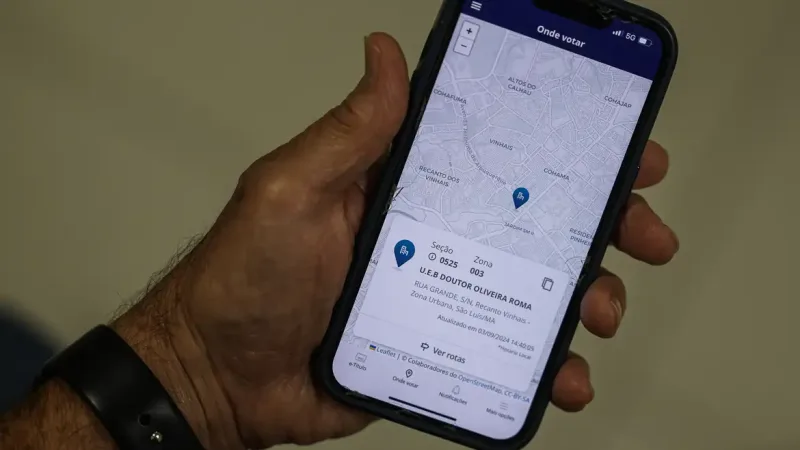 Eleitor segurando título eleitoral e documento oficial para votação.