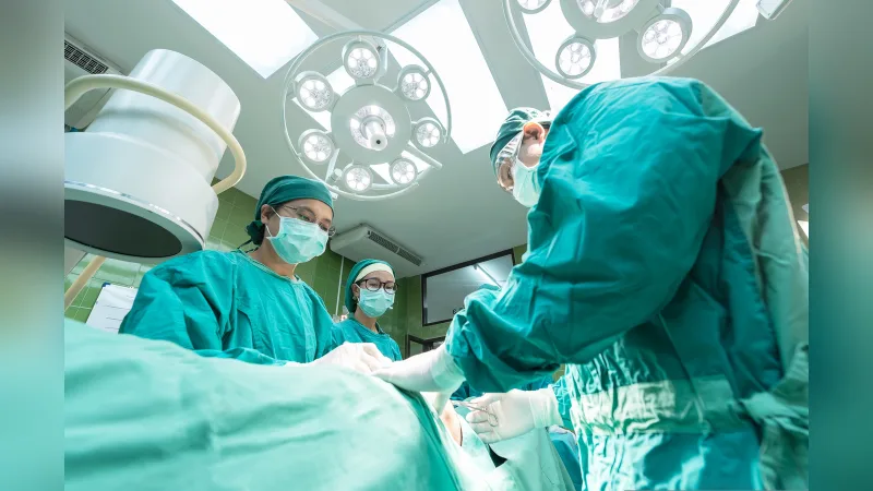Equipe médica realizando procedimento cirúrgico em ambiente hospitalar