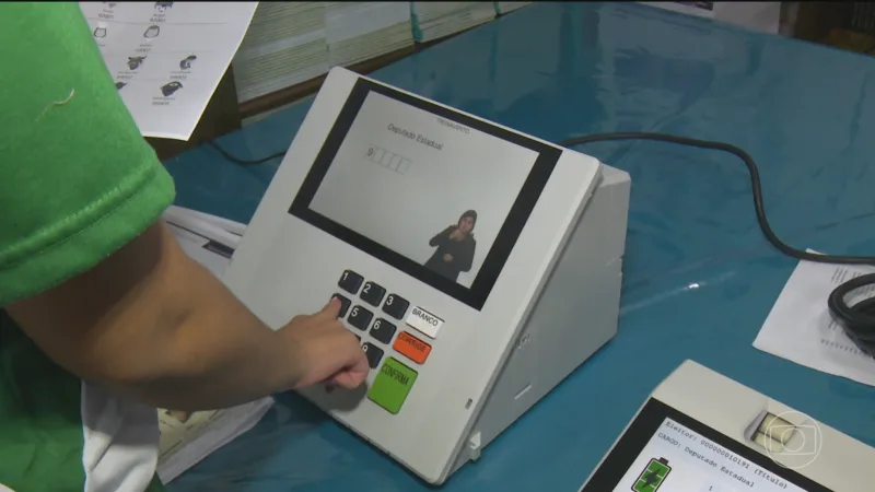 Urna eletrônica em destaque durante processo de votação