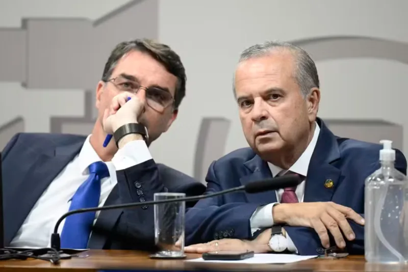 Foto de Rogério Marinho e Flávio Bolsonaro em ato político.