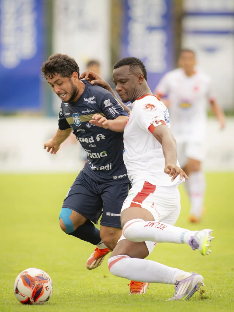 Zagueiro Ulisses com a camisa do QFC SAF, anunciando sua contratação para a temporada de 2027.