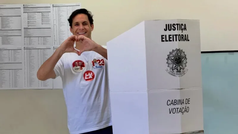 Rafael Motta exercendo o direito ao voto no Over Colégio e Curso em Natal.
