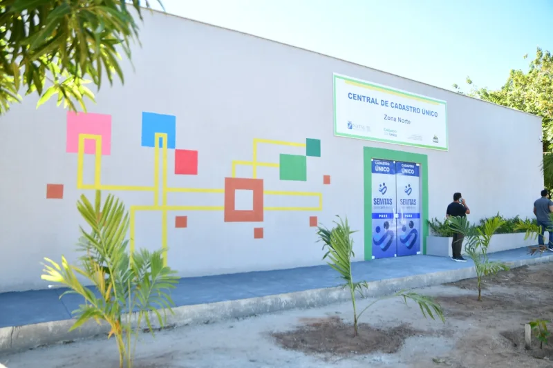 Fachada e recepção da Central do CadÚnico após reforma no bairro Panatis.