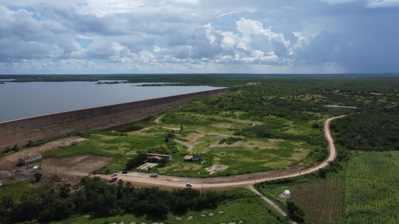 Vista aérea da barragem Umari com destaque para o nível de água.