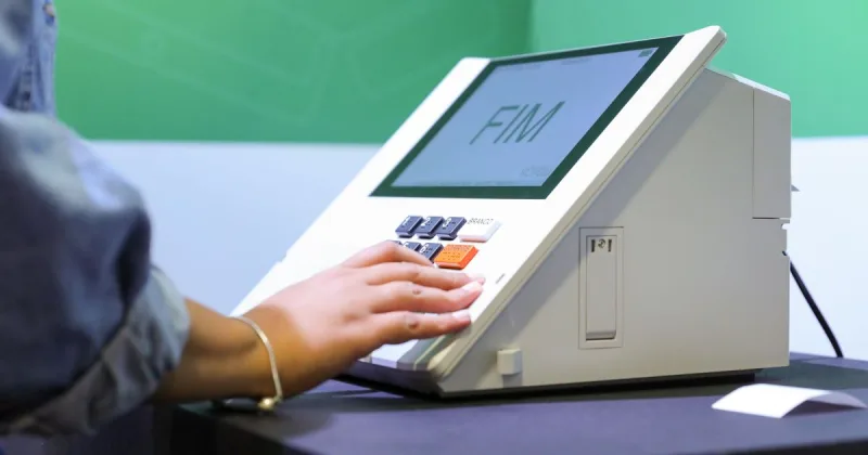 Urna eletrônica com sistema de acessibilidade e sinalização em Braille.
