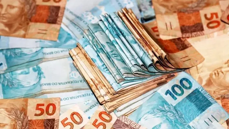 Cédulas de dinheiro e material de campanha apreendidos pela polícia no RN.