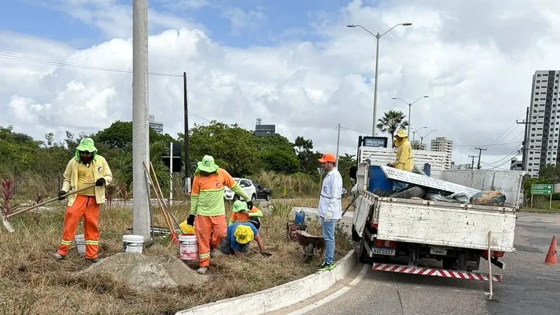 Placas de trânsito na Rota do Sol indicando a faixa exclusiva para ciclistas.