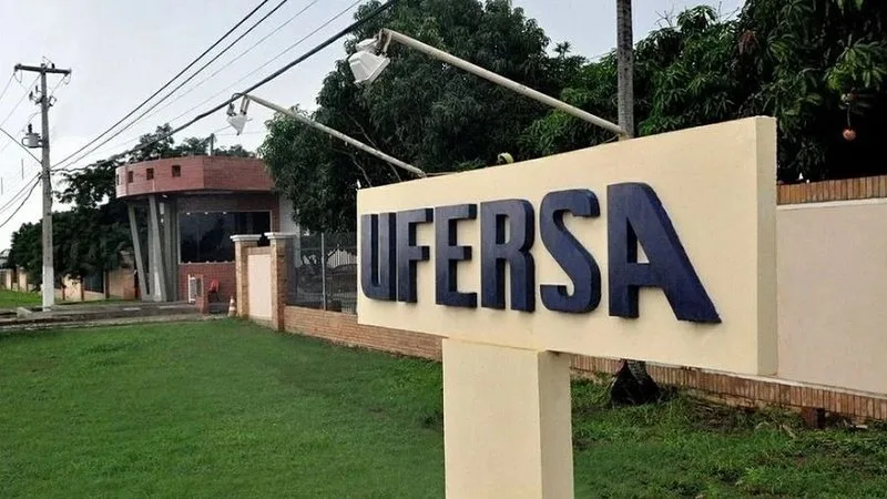 Fachada da sede da Ufersa, alvo de investigação da Polícia Federal após ameaças.