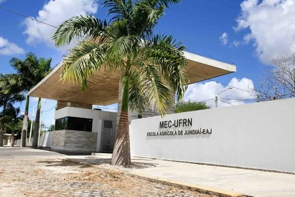 Fachada e área externa da Escola Agrícola de Jundiaí.