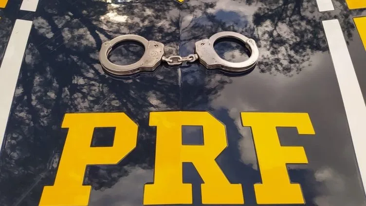Policiais da PRF em serviço na rodovia BR-101.