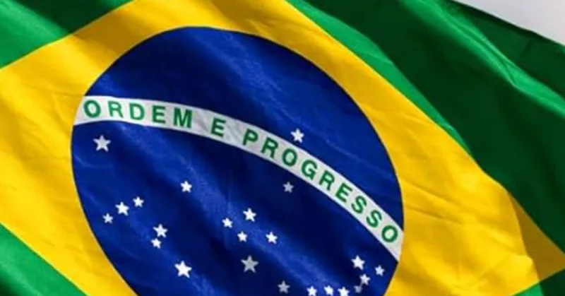 Urnas eletrônicas e eleitores em seção de votação durante as Eleições 2026.