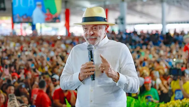 Presidente Luiz Inácio Lula da Silva discursando durante evento de campanha.