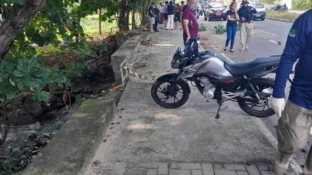 Jovem de 22 anos morre após cair de moto e ser atingido por ônibus na BR-226, em Natal