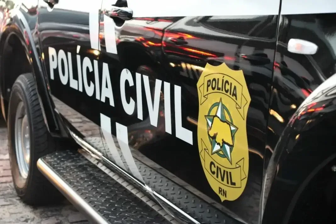 Mulher é presa na Grande Natal por usar imagens de bebê em UTI para pedir doações falsas no WhatsApp