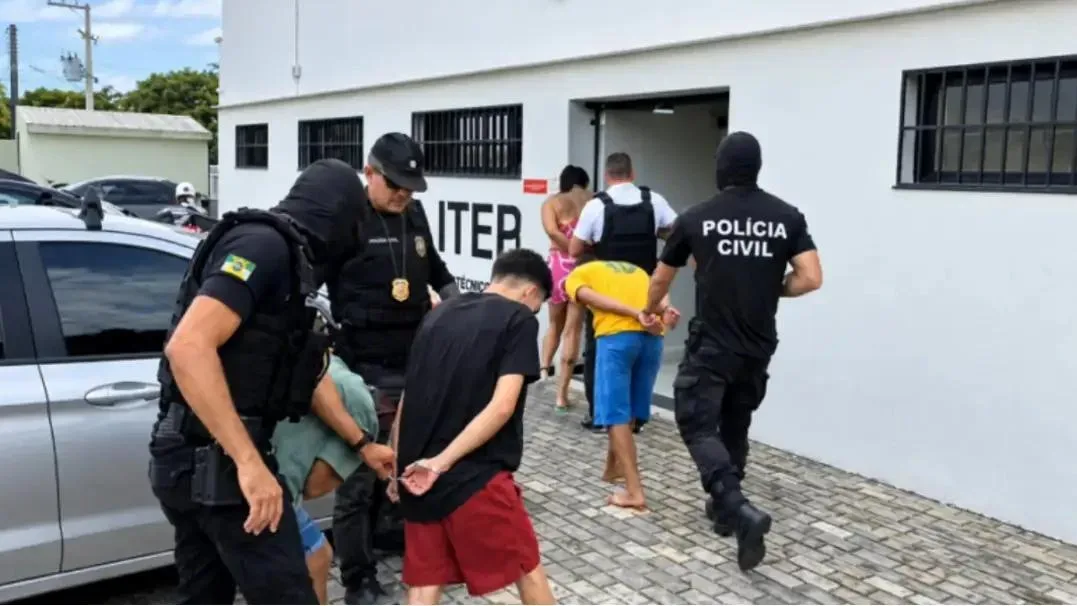 Polícia prende quatro suspeitos e apreende 351 porções de drogas em condomínio em Parnamirim