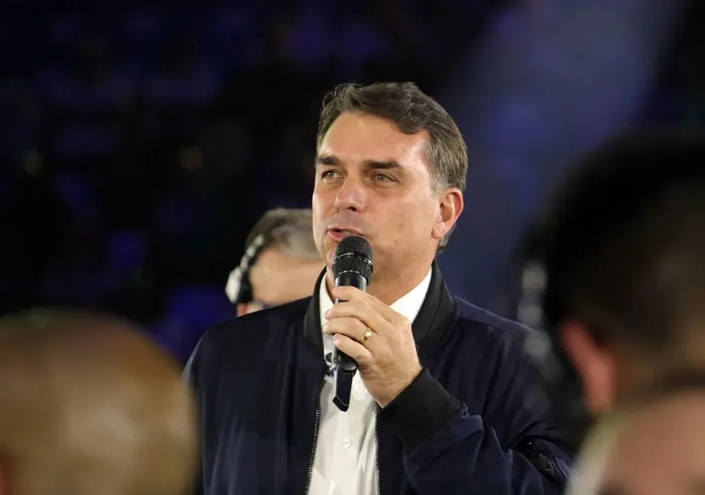 Flávio Bolsonaro defende reforma no Judiciário, redução da maioridade penal e ajustes tributários