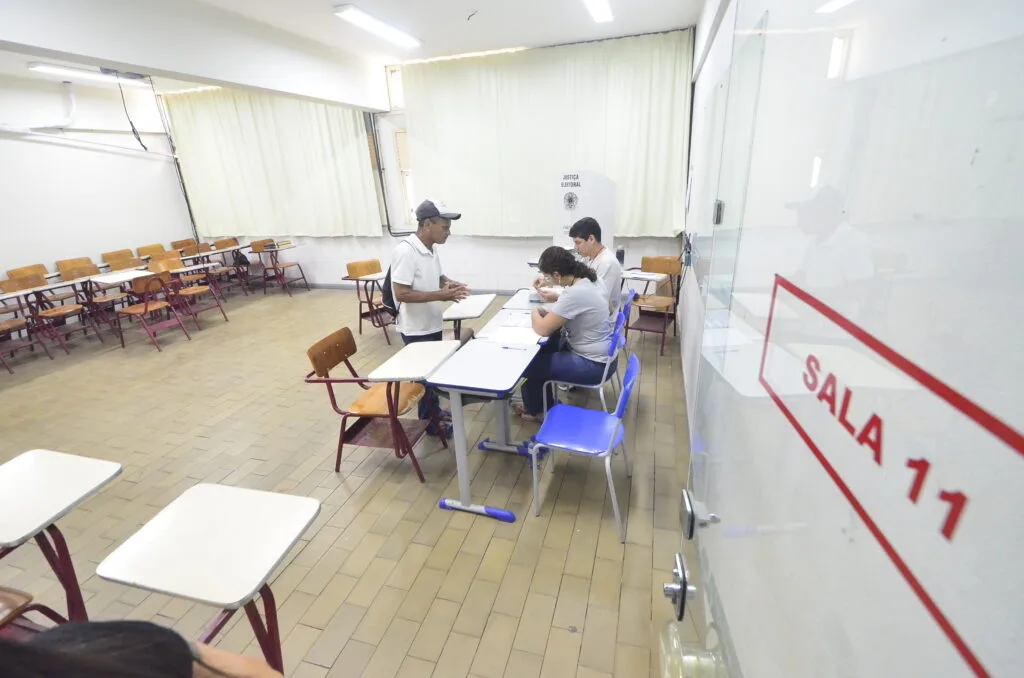 Eleitores em processo de votação durante as eleições no Brasil