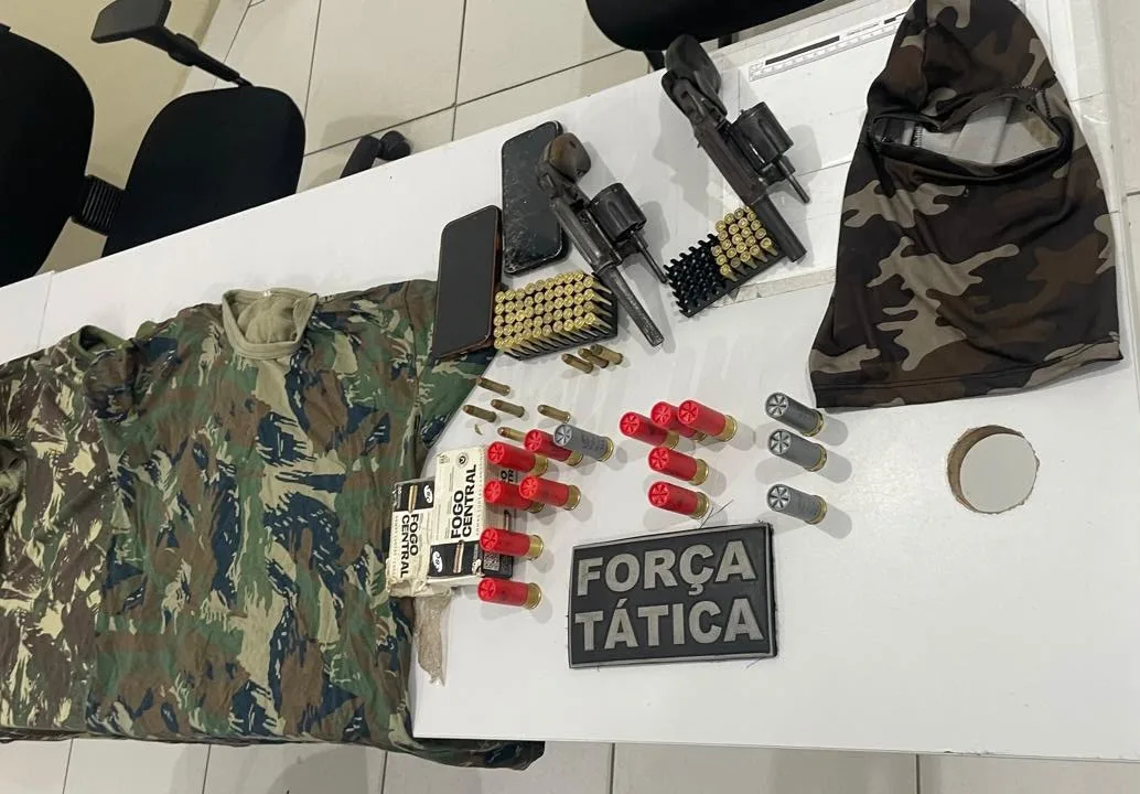 Equipamentos e armas apreendidas pela polícia em Pirangi do Norte.